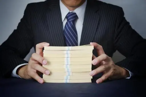 お金を騙し取る人